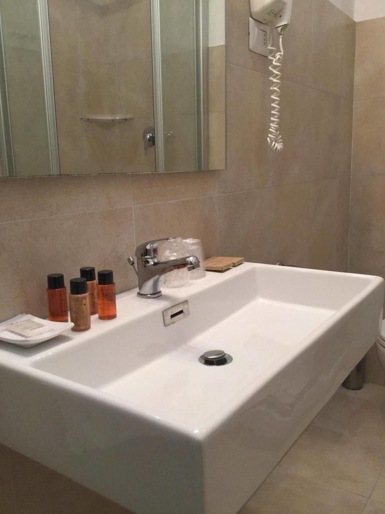 Rhome Terminal Guest House Рим Екстериор снимка